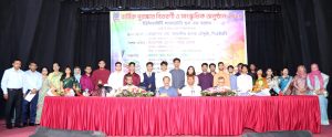 ইউনিভার্সিটি ল্যাবরেটরি স্কুল ও কলেজের বার্ষিক পুরস্কার বিতরণী ও সাংস্কৃতিক অনুষ্ঠান আজ সোমবার ছাত্র-শিক্ষক কেন্দ্র মিলনায়তনে অনুষ্ঠিত হয়েছে। ঢাকা বিশ্ববিদ্যালয়ের কোষাধ্যক্ষ অধ্যাপক ড. এম. জাহাঙ্গীর আলম চৌধুরী অনুষ্ঠানে প্রধান অতিথি হিসেবে উপস্থিত থেকে বিভিন্ন প্রতিযোগিতায় বিজয়ীদের হাতে পুরস্কার তুলে দেন। এসময় অন্যান্যের মধ্যে ইউনিভার্সিটি ল্যাবরেটরি স্কুল ও কলেজের ভারপ্রাপ্ত অধ্যক্ষ মো. জামিল উদ্দীন উপস্থিত ছিলেন। ছবিতে অতিথিদের সঙ্গে পুরস্কারপ্রাপ্তদের দেখা যাচ্ছে। (ছবি: ঢাবি জনসংযোগ)